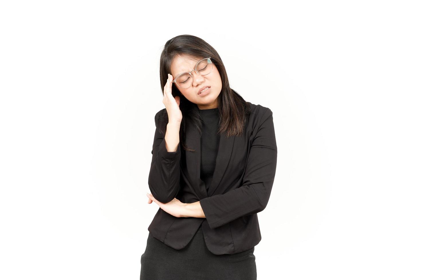 lidande huvudvärk av skön asiatisk kvinna bär svart blazer isolerat på vit bakgrund foto