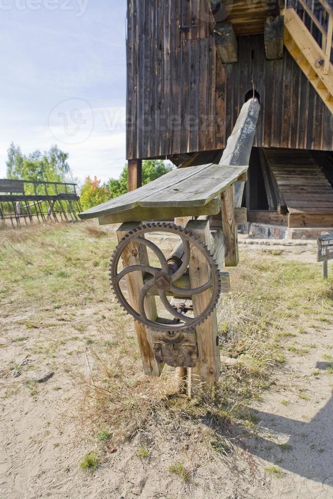 gammal retro antik trä- enhet i de putsa landsbygden foto