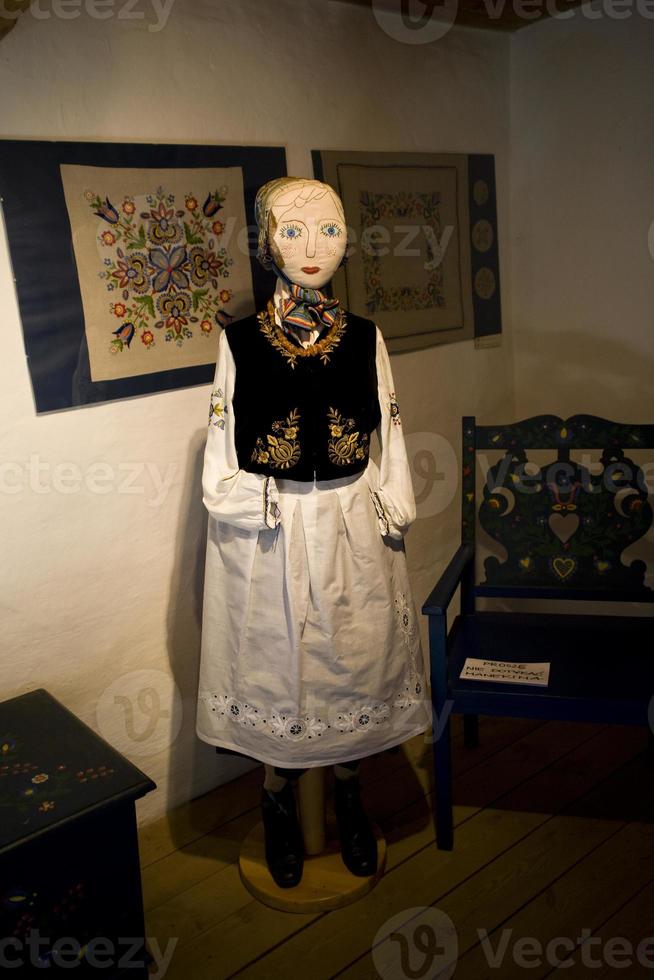 mannekäng klädd i ett original- historisk kasjubiska utrusta inuti en stuga i polen foto