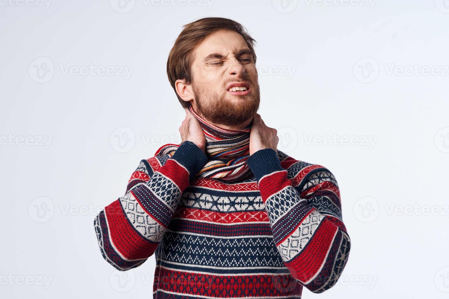 emotionell man avtorkning hans näsa med en näsduk infektion virus ljus bakgrund foto