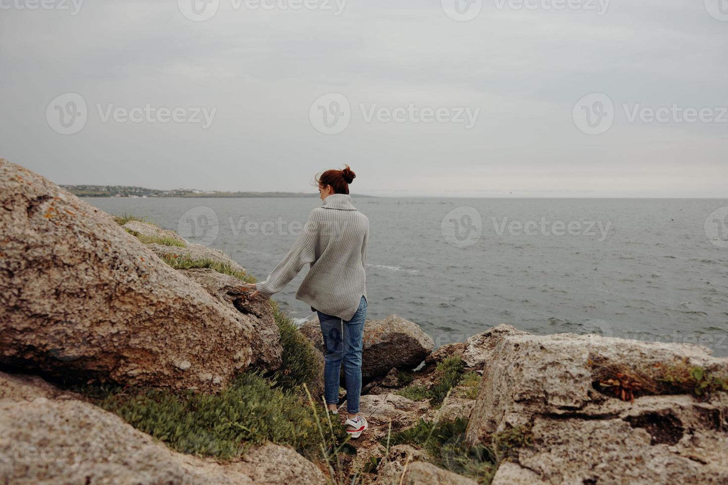 Söt kvinna natur stenar kust landskap hav avslappning begrepp foto