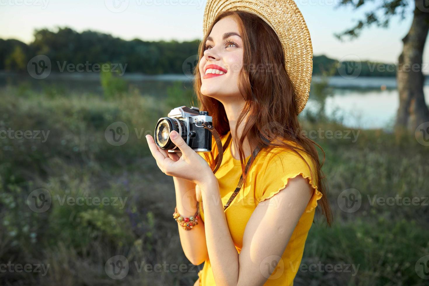 kvinna fotograf med kamera ser upp hatt natur livsstil foto