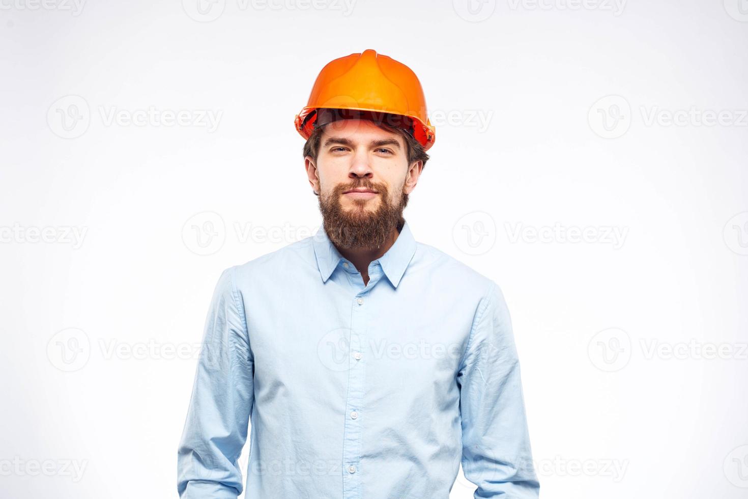 ingenjör i orange färg konstruktion professionell säkerhet industri ljus bakgrund foto