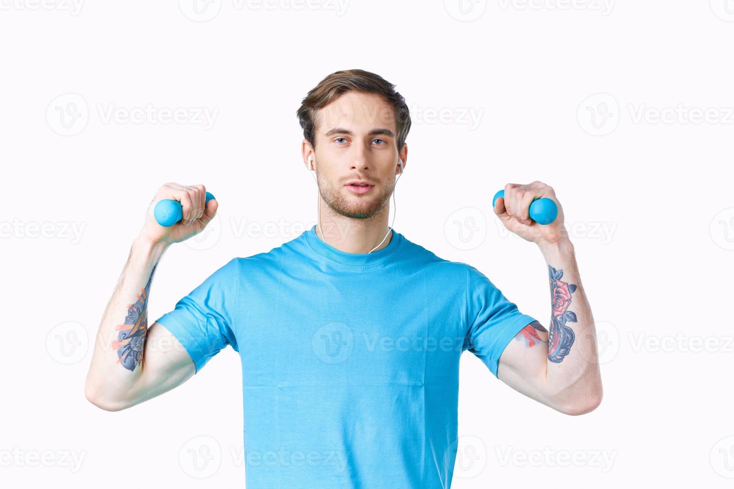 idrottare med hantlar håller på med övning kondition pumpade upp ärm muskler tatuering foto