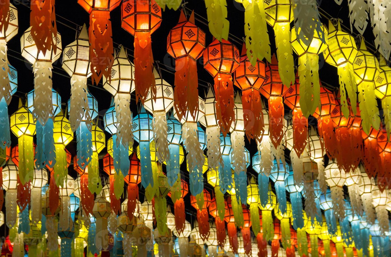 färgrik hängande lyktor belysning på natt himmel i loy krathong festival på nordlig av thailand foto