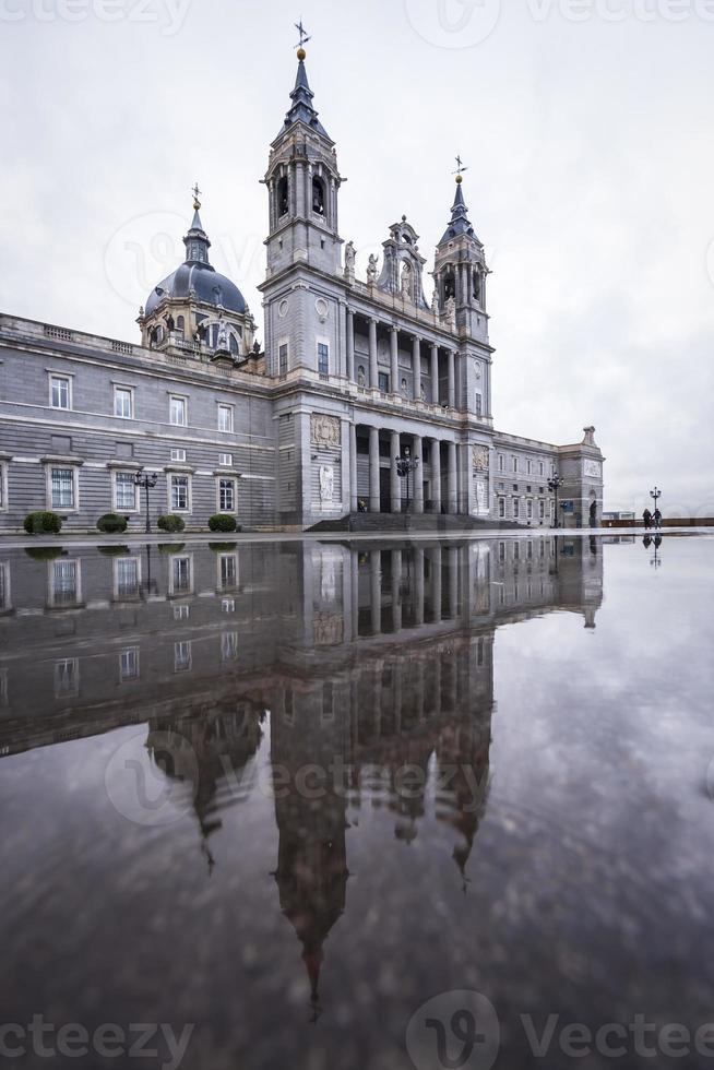 almudena katedral är en roman katolik katedral i madrid, spanien, och är också de administrativ Centrum av de ärkestiftet av madrid. foto