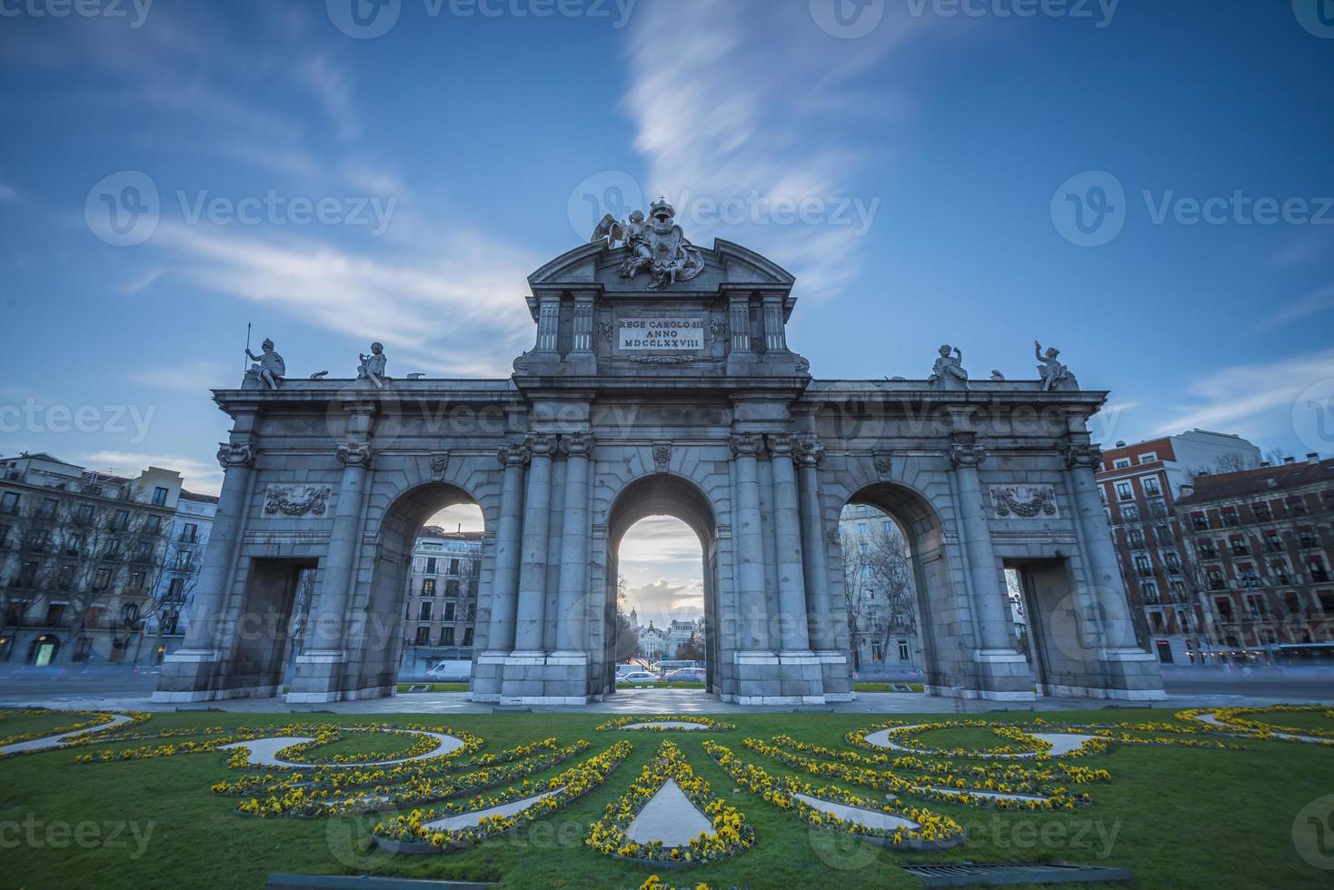 de alcala Port är en neoklassiska monument belägen i de torg de la Independencia fyrkant i madrid, de huvudstad av Spanien. foto