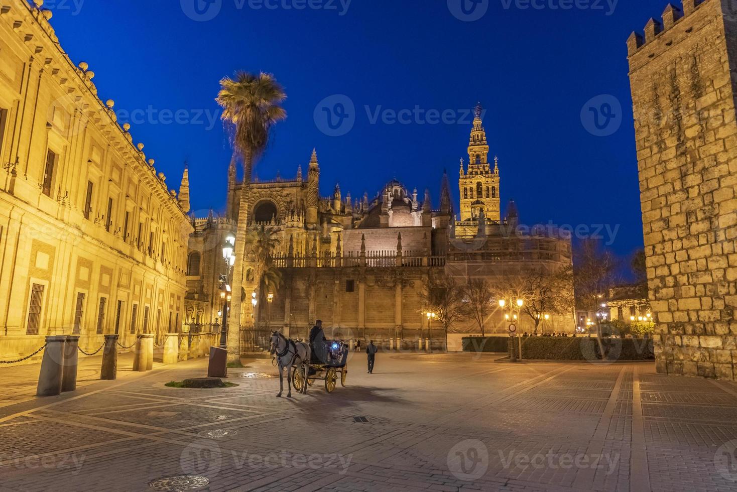 sevilla katedral är de tredje största kyrka i de värld och ett av de skön exempel av gotik och barock arkitektonisk stilar och giralda de klocka torn av är 104,1 meter hög foto