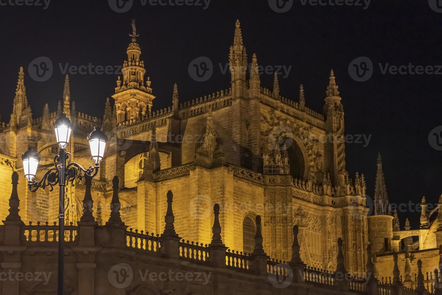 sevilla katedral är de tredje största kyrka i de värld och ett av de skön exempel av gotik och barock arkitektonisk stilar och giralda de klocka torn av är 104,1 meter hög foto