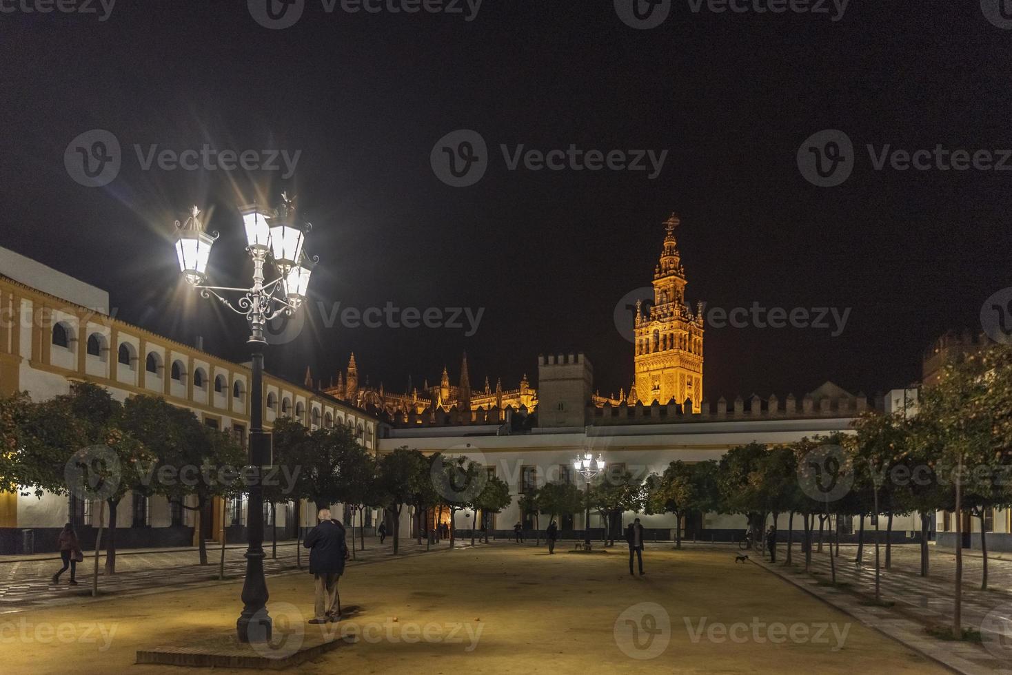 sevilla katedral är de tredje största kyrka i de värld och ett av de skön exempel av gotik och barock arkitektonisk stilar och giralda de klocka torn av är 104,1 meter hög foto