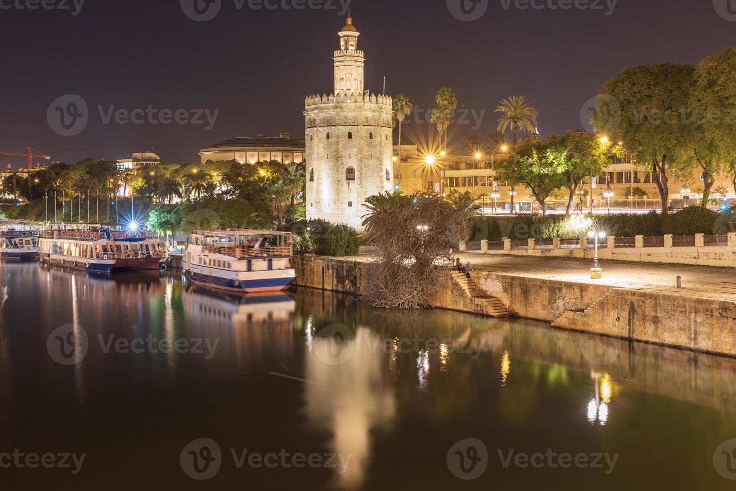 de torre del oro torn av guld är en tvåsidigt militär vakttorn i sevilla sydlig Spanien den var restes i beställa till kontrollera tillgång till stad via de guadalquivir flod. foto