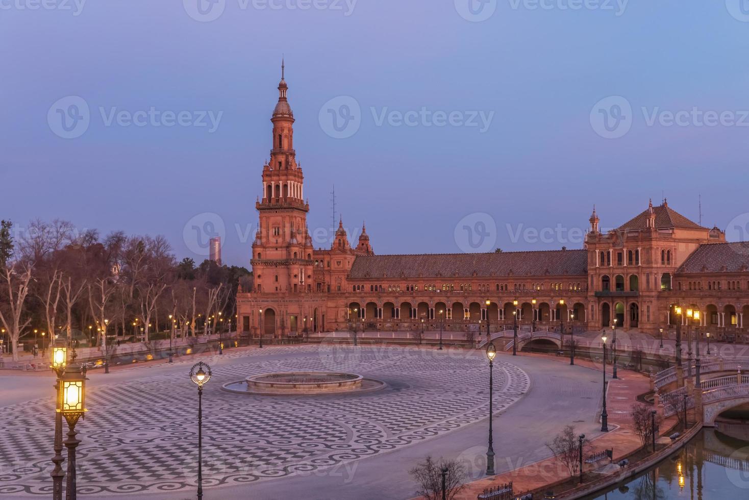 torg de espana är en fyrkant belägen i Sevilla, Spanien och var byggd för de iberisk-amerikansk expo, och den har ett Viktig plats i spanska arkitektur foto