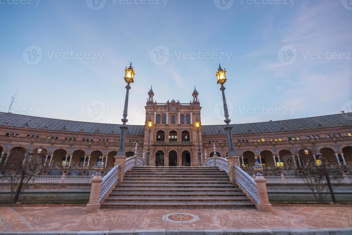 torg de espana är en fyrkant belägen i Sevilla, Spanien och var byggd för de iberisk-amerikansk expo, och den har ett Viktig plats i spanska arkitektur foto