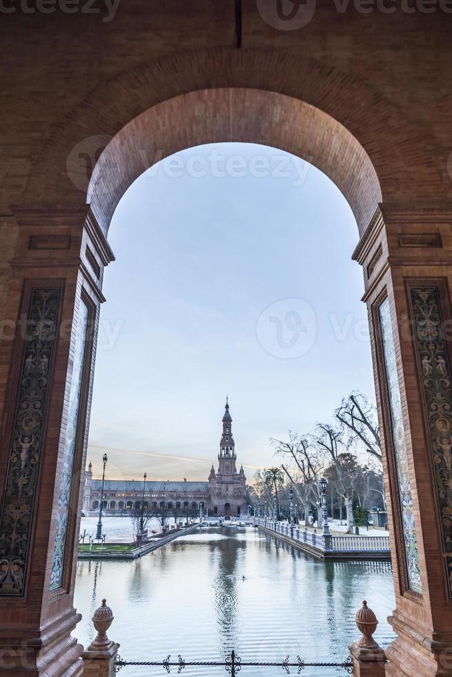 torg de espana är en fyrkant belägen i Sevilla, Spanien och var byggd för de iberisk-amerikansk expo, och den har ett Viktig plats i spanska arkitektur foto