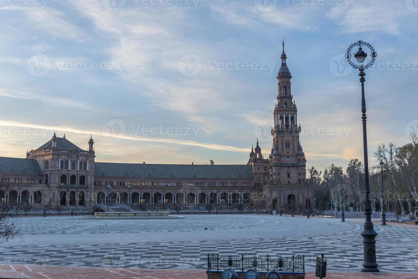 torg de espana är en fyrkant belägen i Sevilla, Spanien och var byggd för de iberisk-amerikansk expo, och den har ett Viktig plats i spanska arkitektur foto