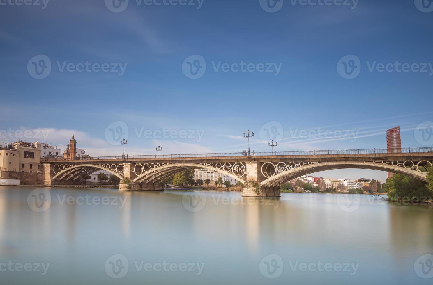 triana bro är en metall båge bro i sevilla Spanien den där ansluter de triana grannskap med de Centrum av de stad foto