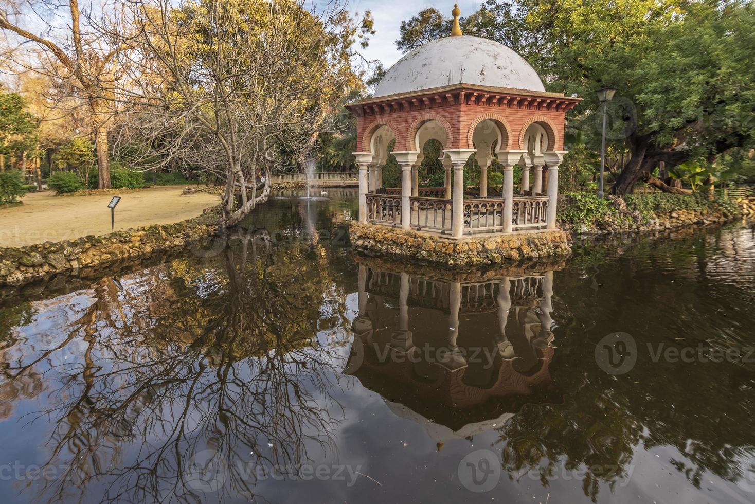 torg de espana är en fyrkant belägen i Sevilla, Spanien och var byggd för de iberisk-amerikansk expo, och den har ett Viktig plats i spanska arkitektur foto