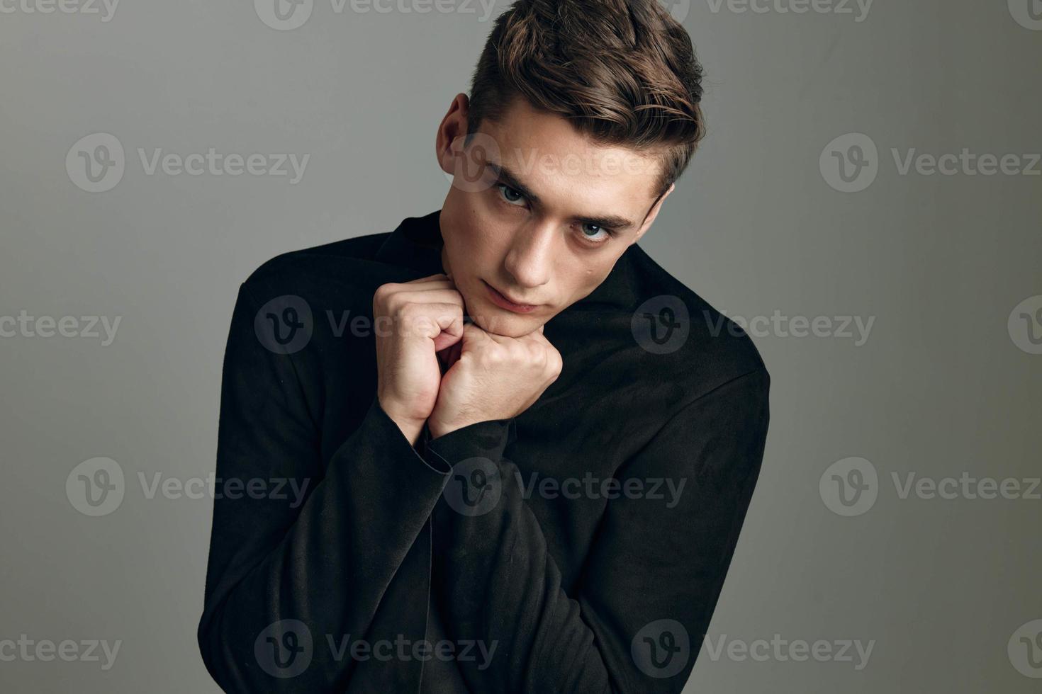 söt ung kille modern frisyr svart skjorta attraktiv se modell foto