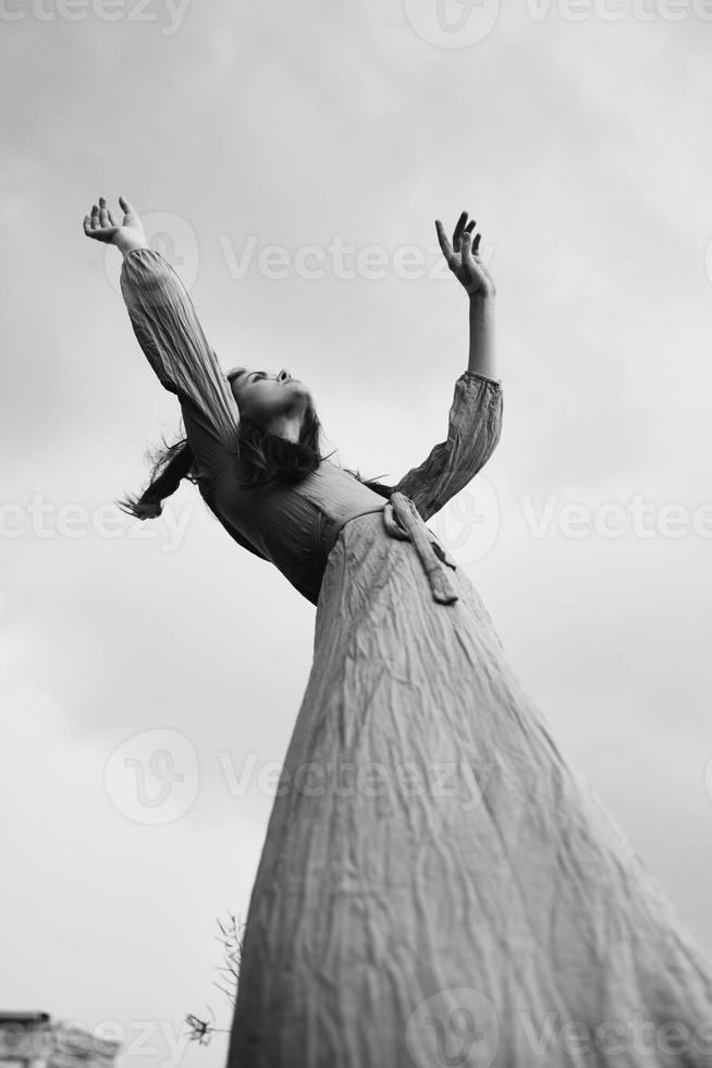 attraktiv kvinna lång frisyr i utomhus- bröllop klänning svart och vit Foto