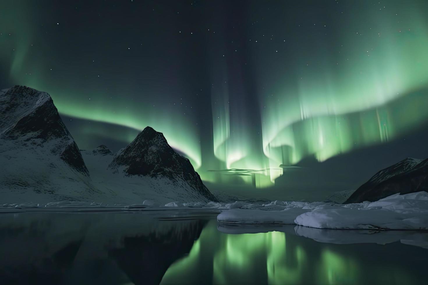 aurora borealis på de Norge. grön nordlig lampor ovan berg. natt himmel med polär lampor. natt vinter- landskap med aurora foto