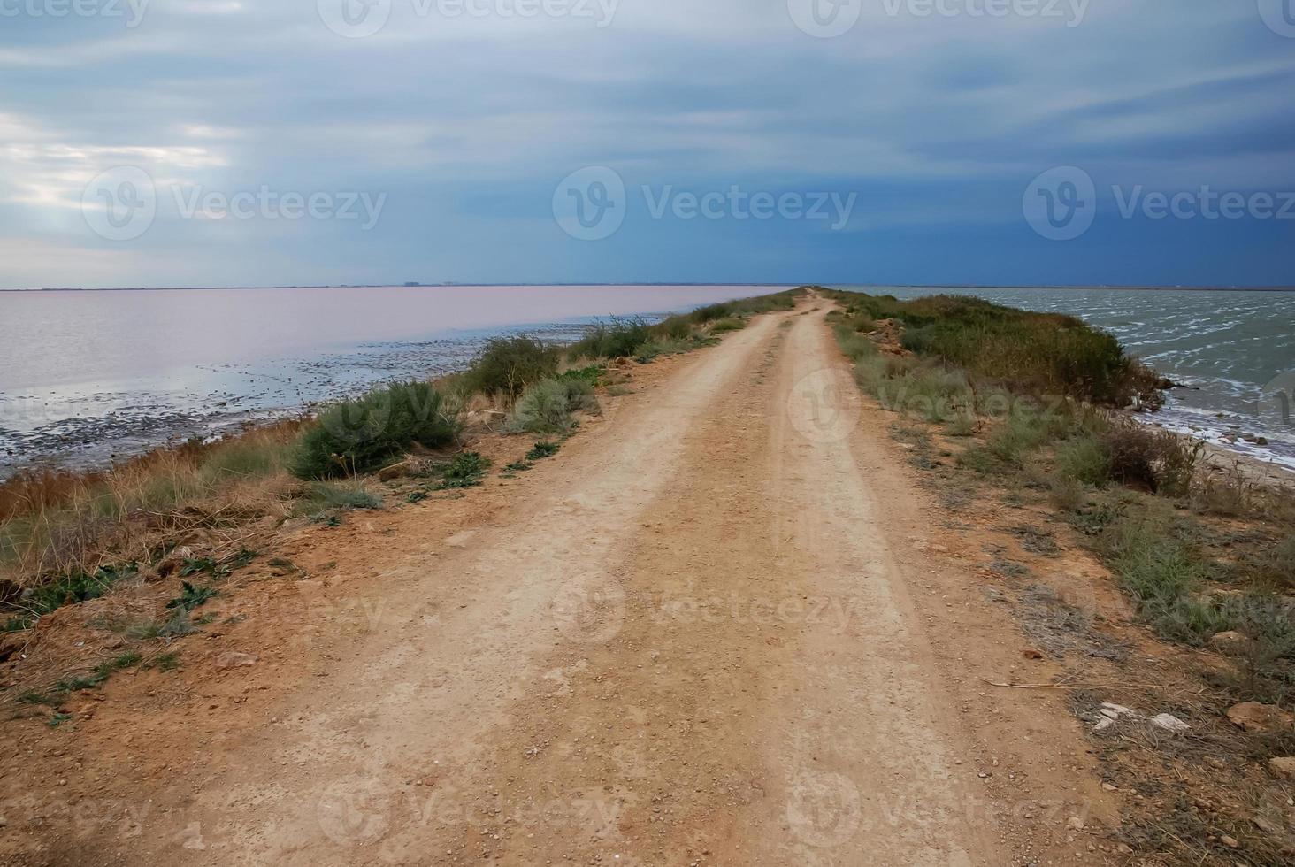 väg till ingenstans längs de tunga av landa mot mörk himmel innan storm foto