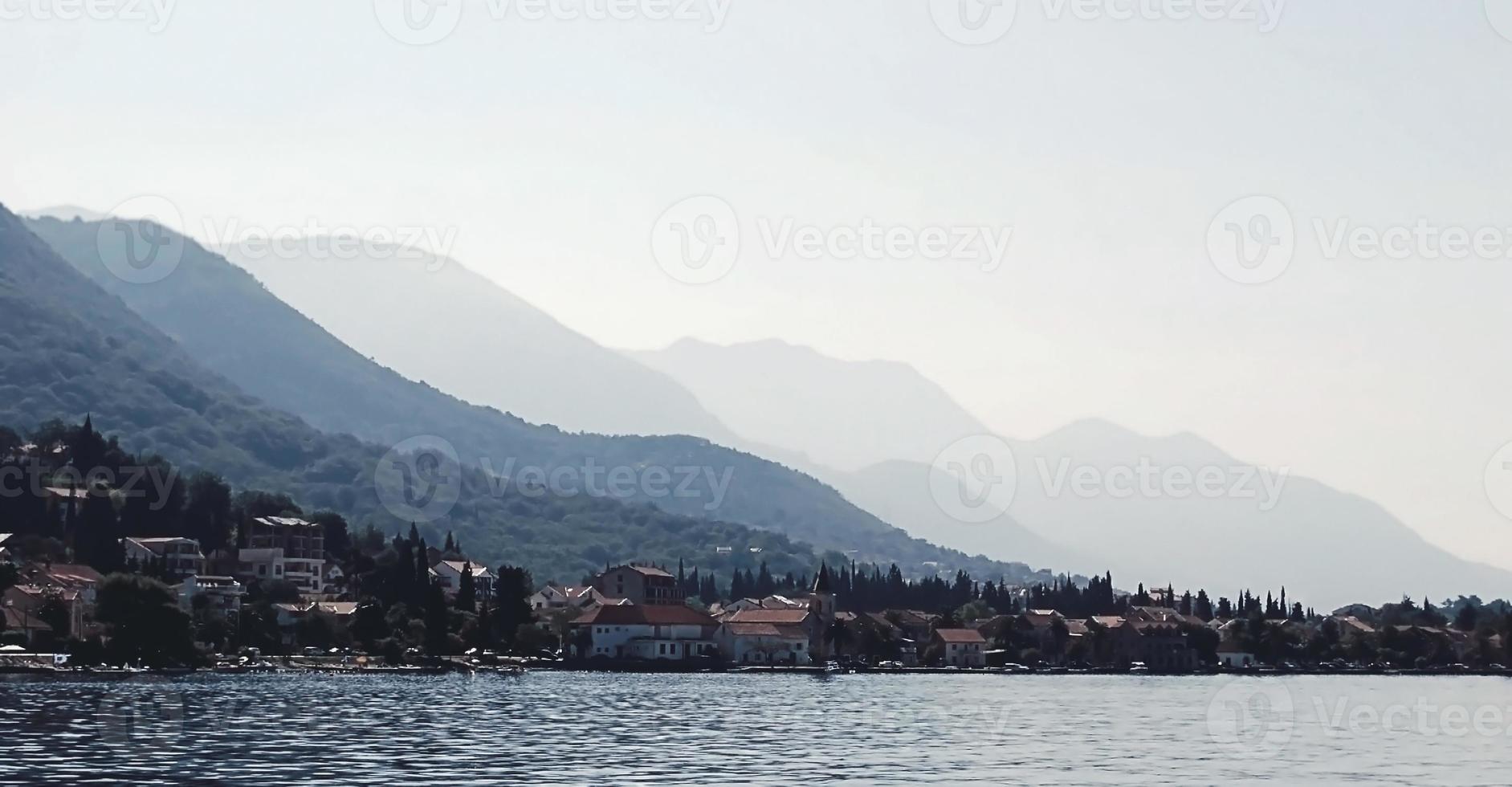 medelhavs landskap med berg silhuetter förbi de hav foto