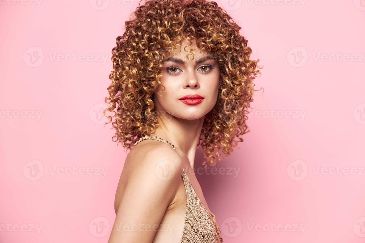 attraktiv kvinna lockigt hår smink rosa bakgrund ljus smink foto