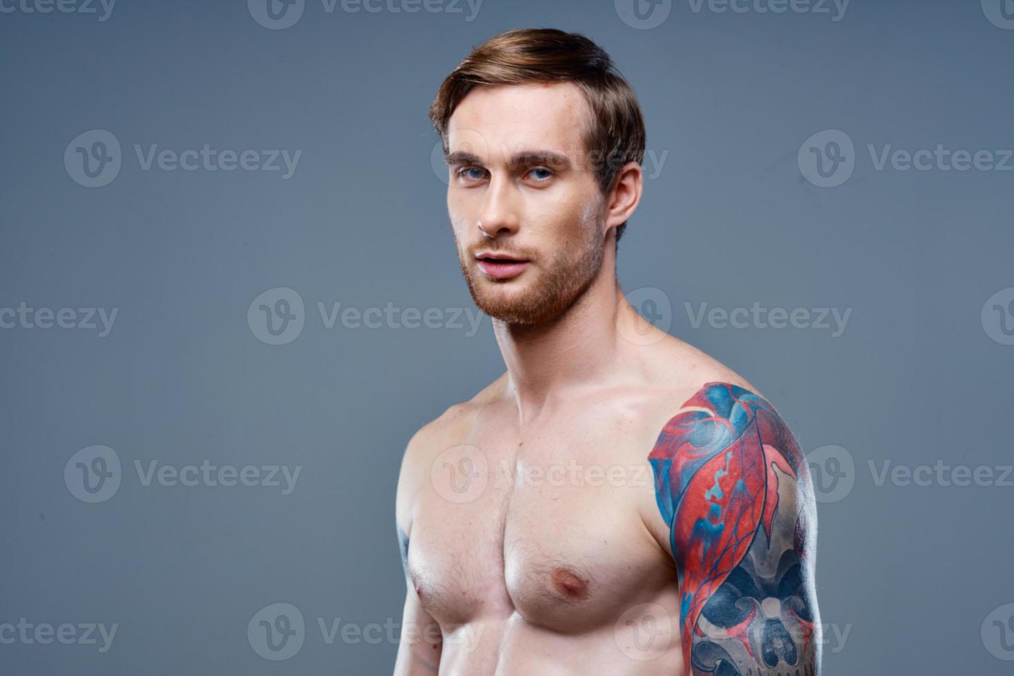 idrottare pumpade upp ärm muskler och tatueringar kroppsbyggare kondition tejp mäta sporter foto