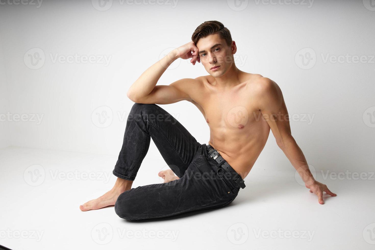 stilig manlig topless svart byxor studio modell foto