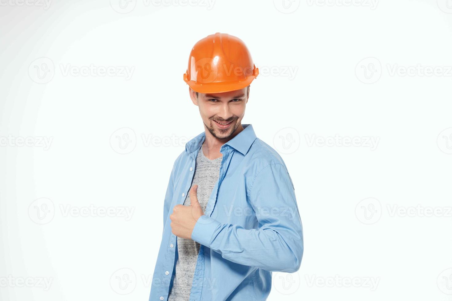 man i orange hård hatt konstruktion säkerhet arbete ljus bakgrund foto