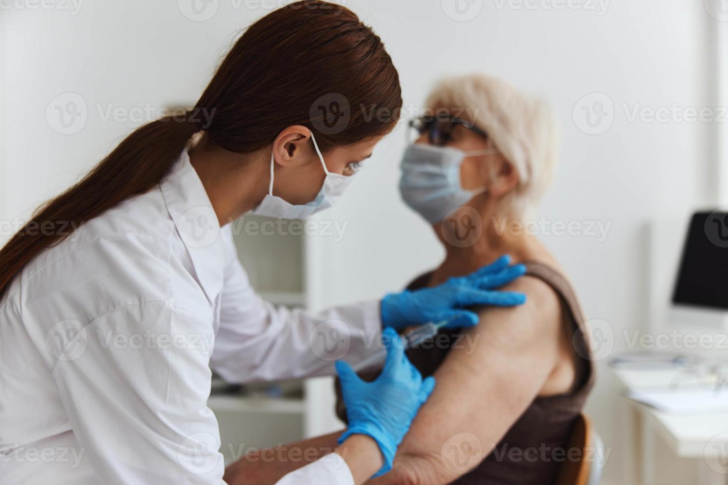 patient och läkare immunisering säkerhet läkemedel injektion foto