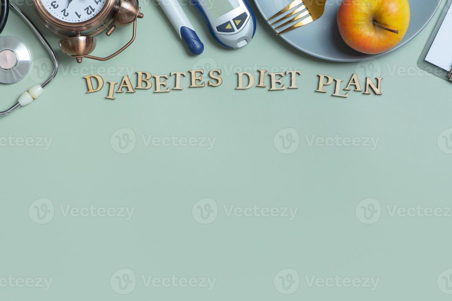 diabetes diet planen text. stetoskop, glukometer och tallrik med kopia Plats på färgad bakgrund foto