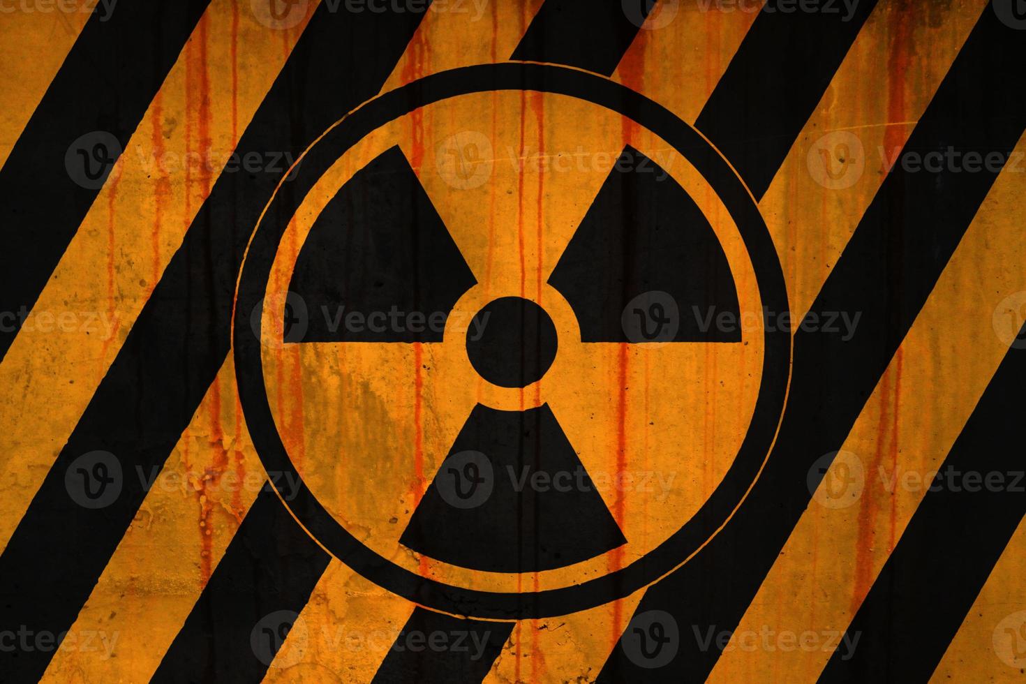 joniserande strålning symbol på en randig målad betong vägg foto