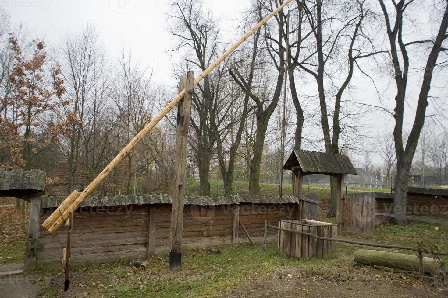 trä- väl i ett gammal by i polen i podlasie på de museum foto