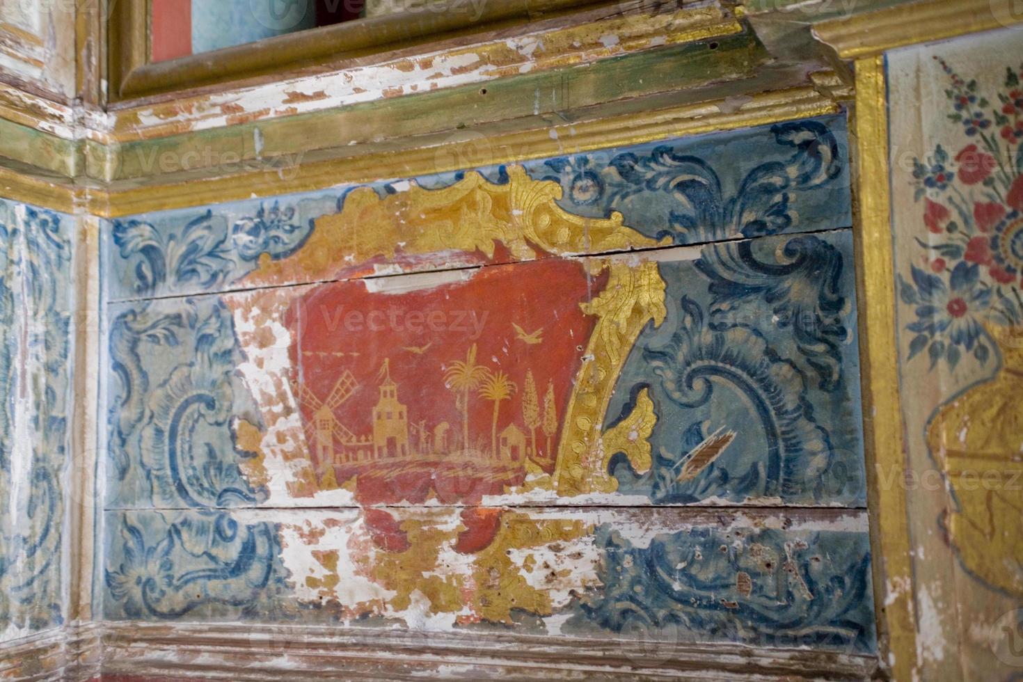 gammal målad detaljer i en historisk spanska kyrka skapande ett intressant bakgrund i närbild foto