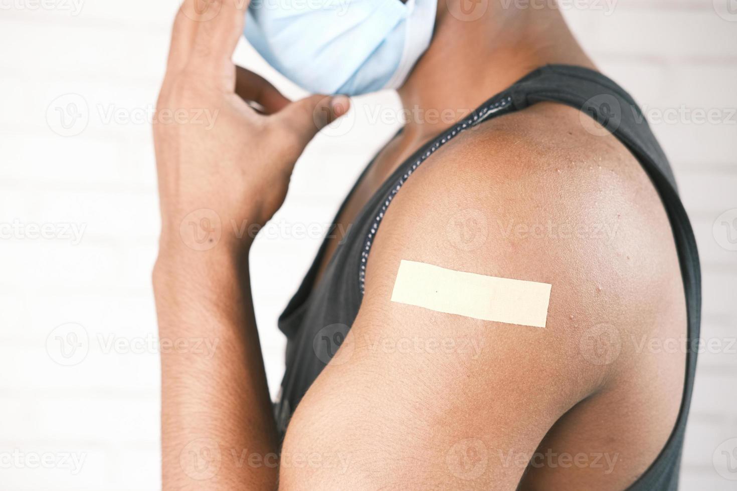 självhäftande bandage på ung mans arm foto