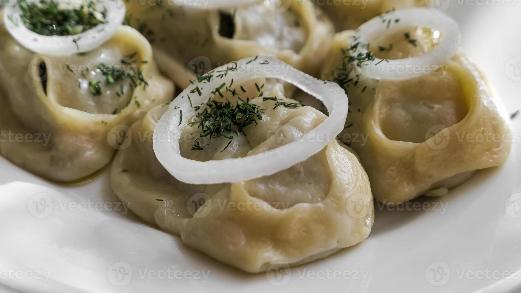 manty klimpar eller ravioli mat fotografi foto