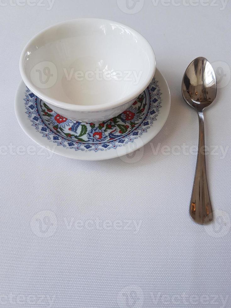 två tömma te skålar i en restaurang foto