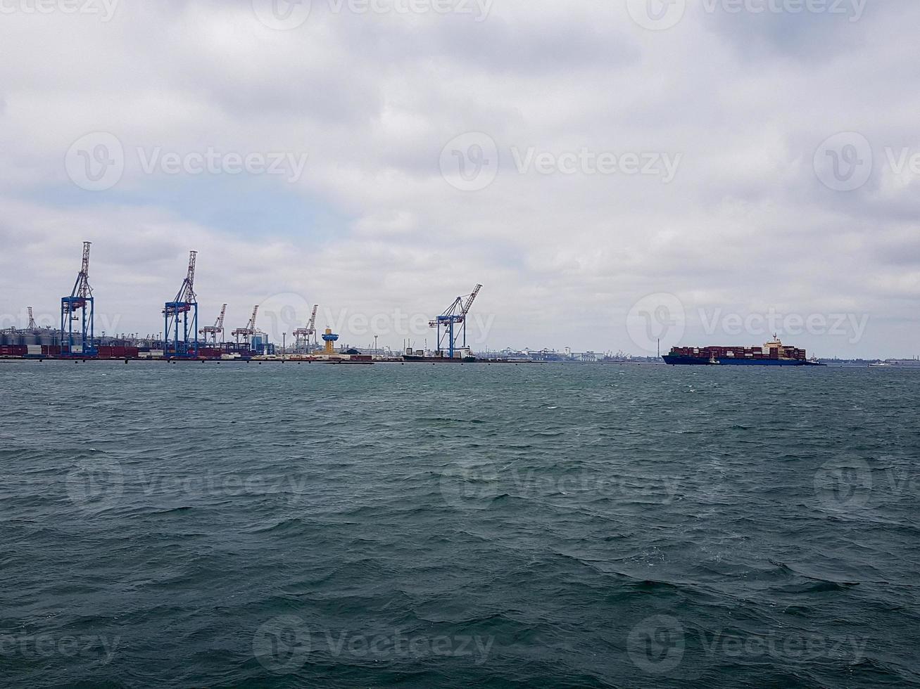 landskap skytte av ett industriell hamn stad foto