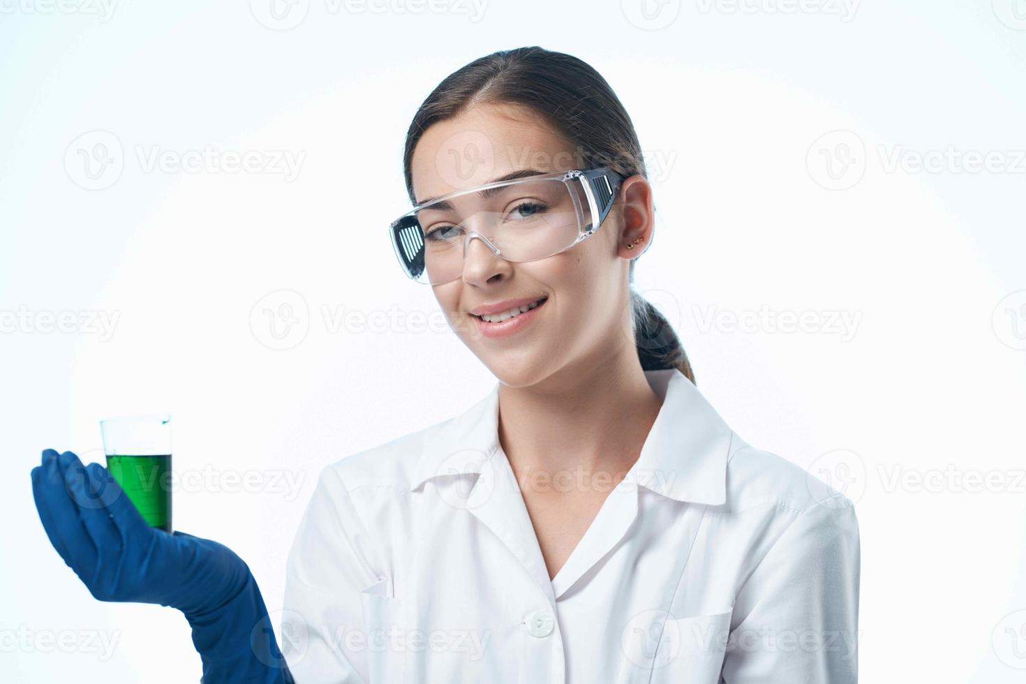 glad kvinna laboratorium assistent i en vit täcka forskning vetenskap diagnostik foto