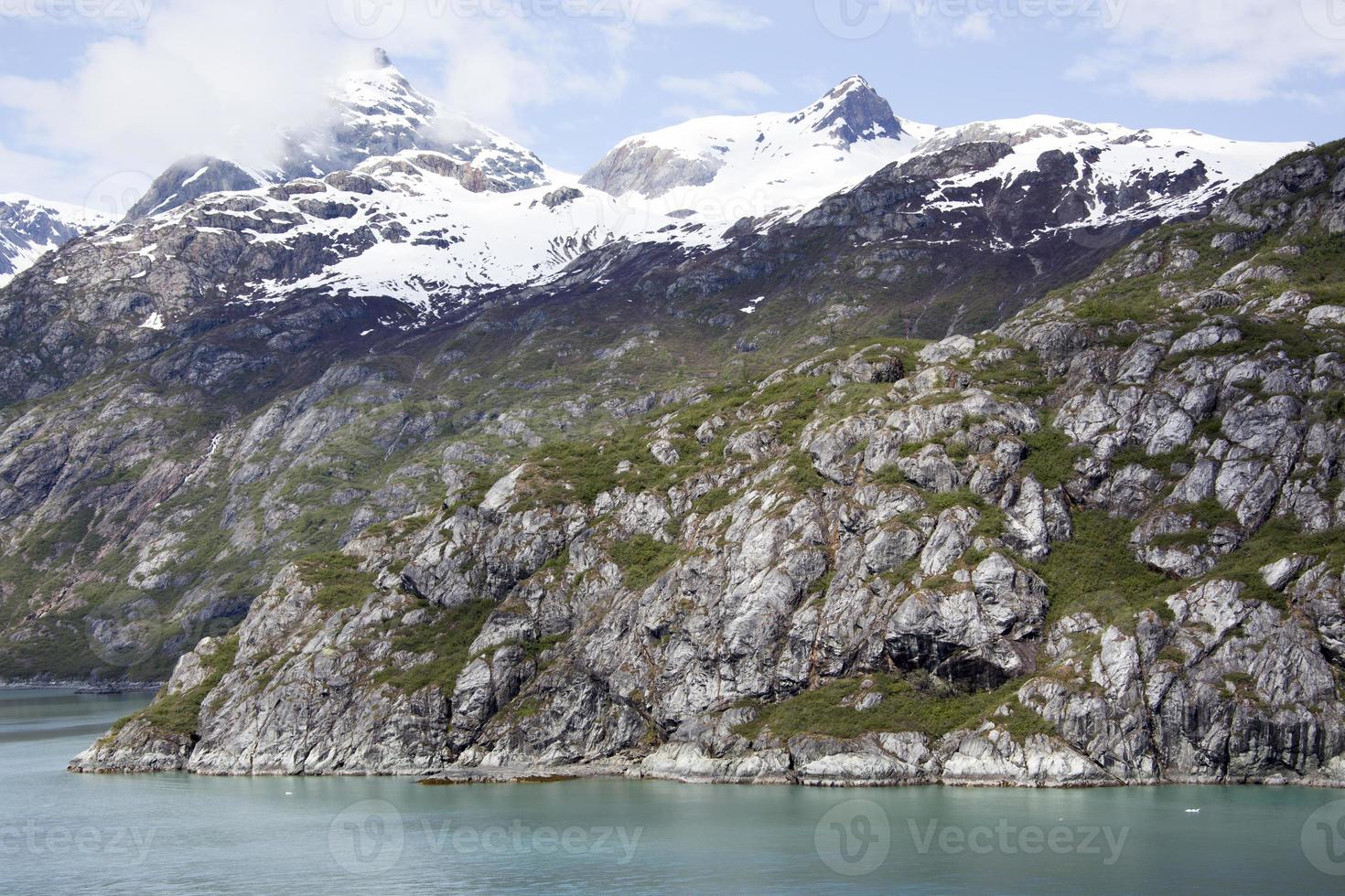 glaciär bukt nationell parkera klippig Strand och snöig bergen foto
