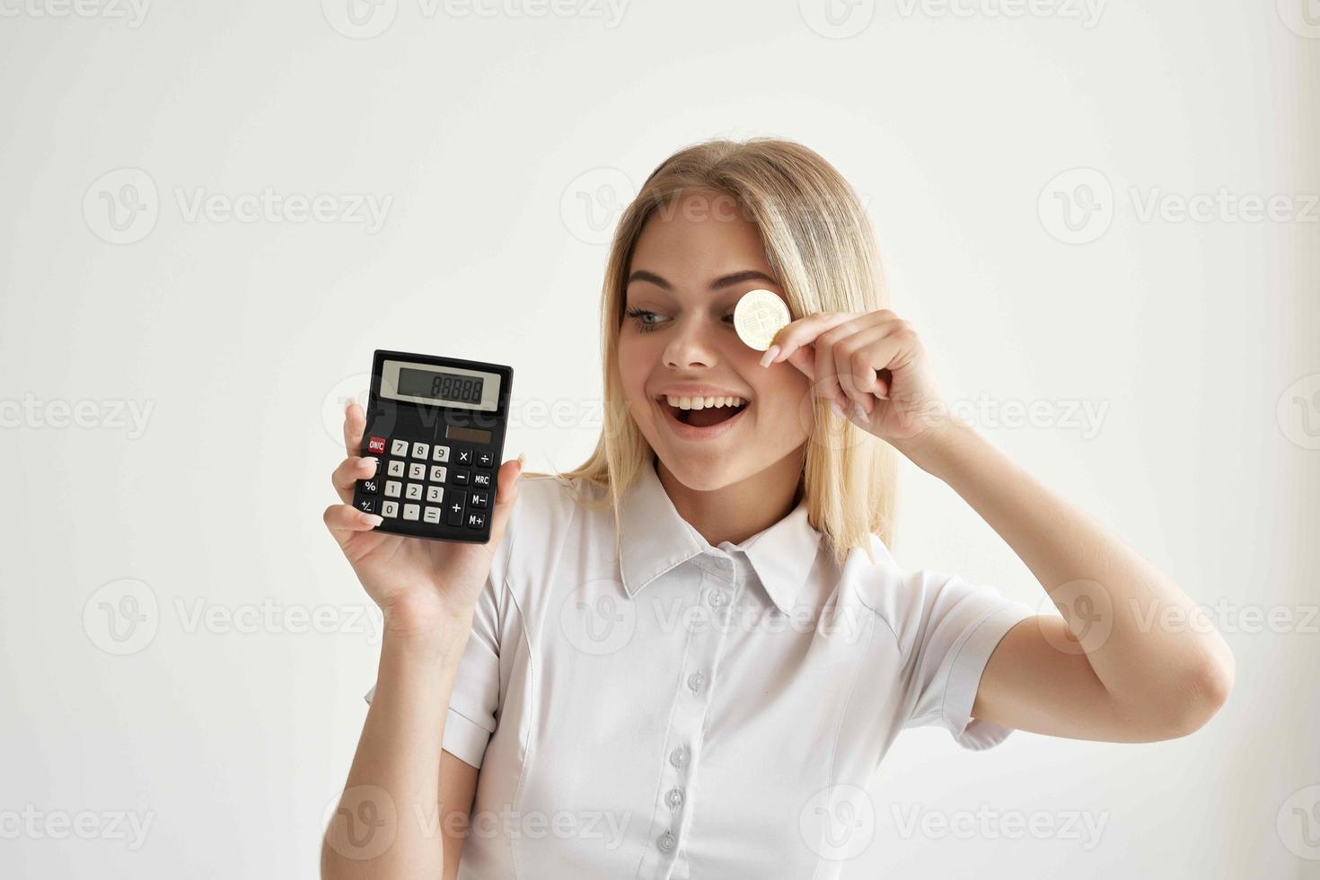 glad kvinna i en vit skjorta med en mapp i hand brytning teknik foto