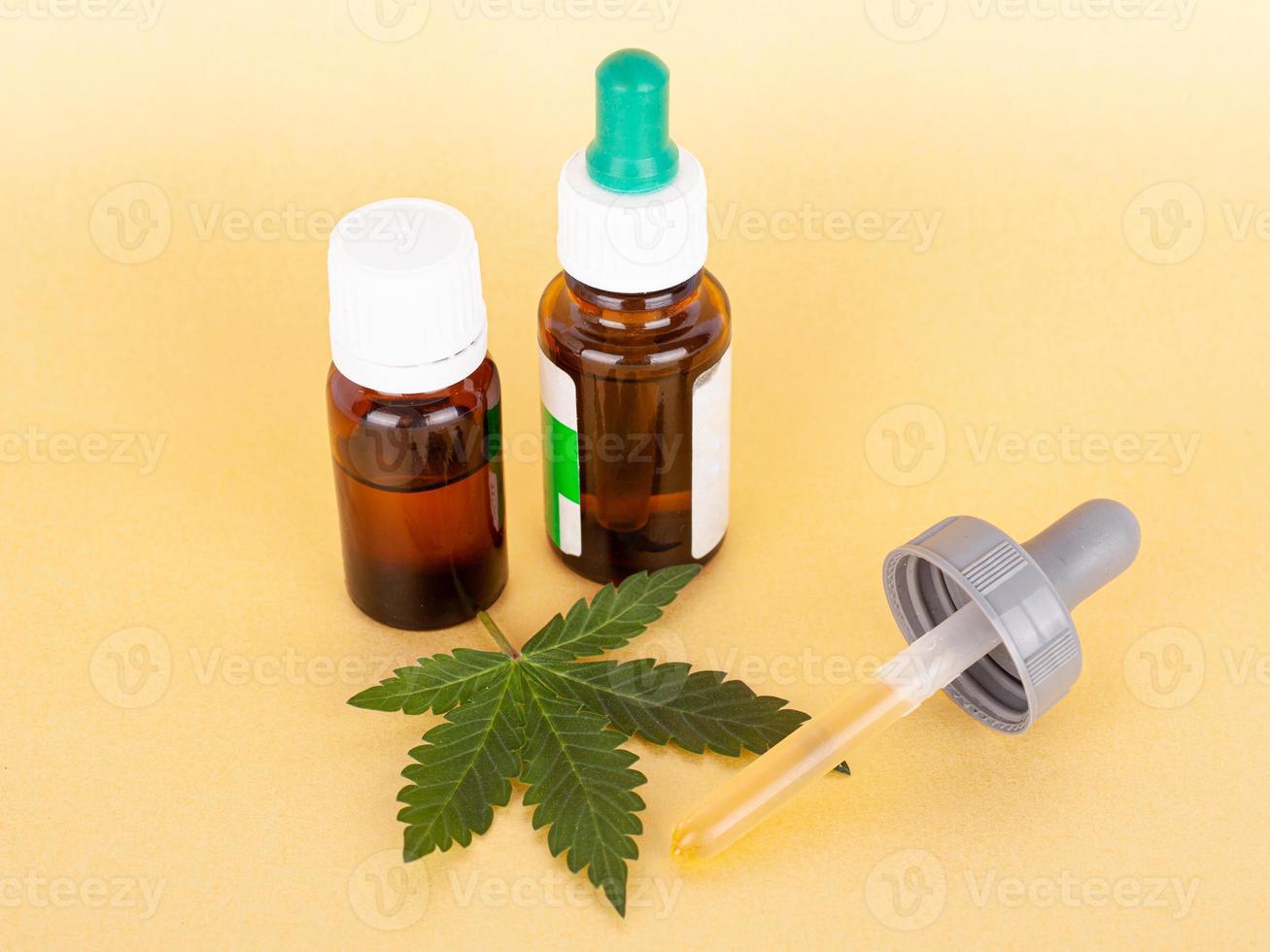 thc och cbd extraherar medicinsk cannabisolja, växtbaserad elixir foto