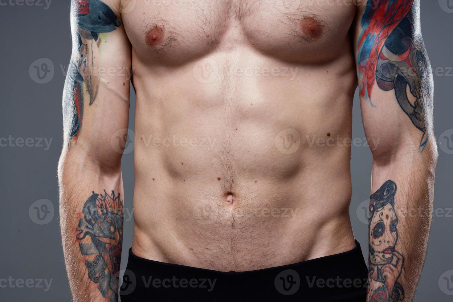 pumpade upp naken torso män tatueringar närbild övning foto