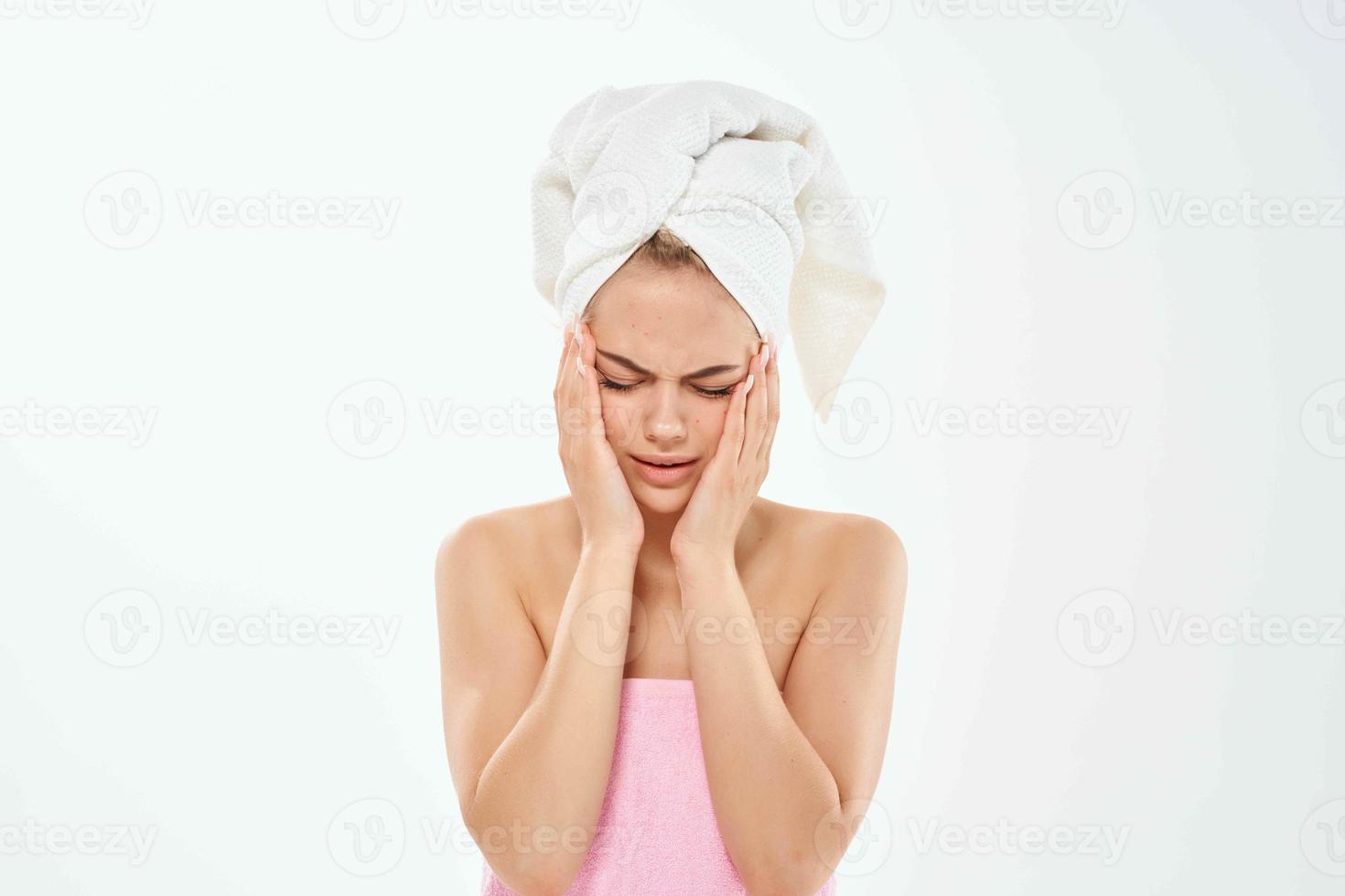 kvinna med handduk på huvud dermatologi hud vård närbild foto