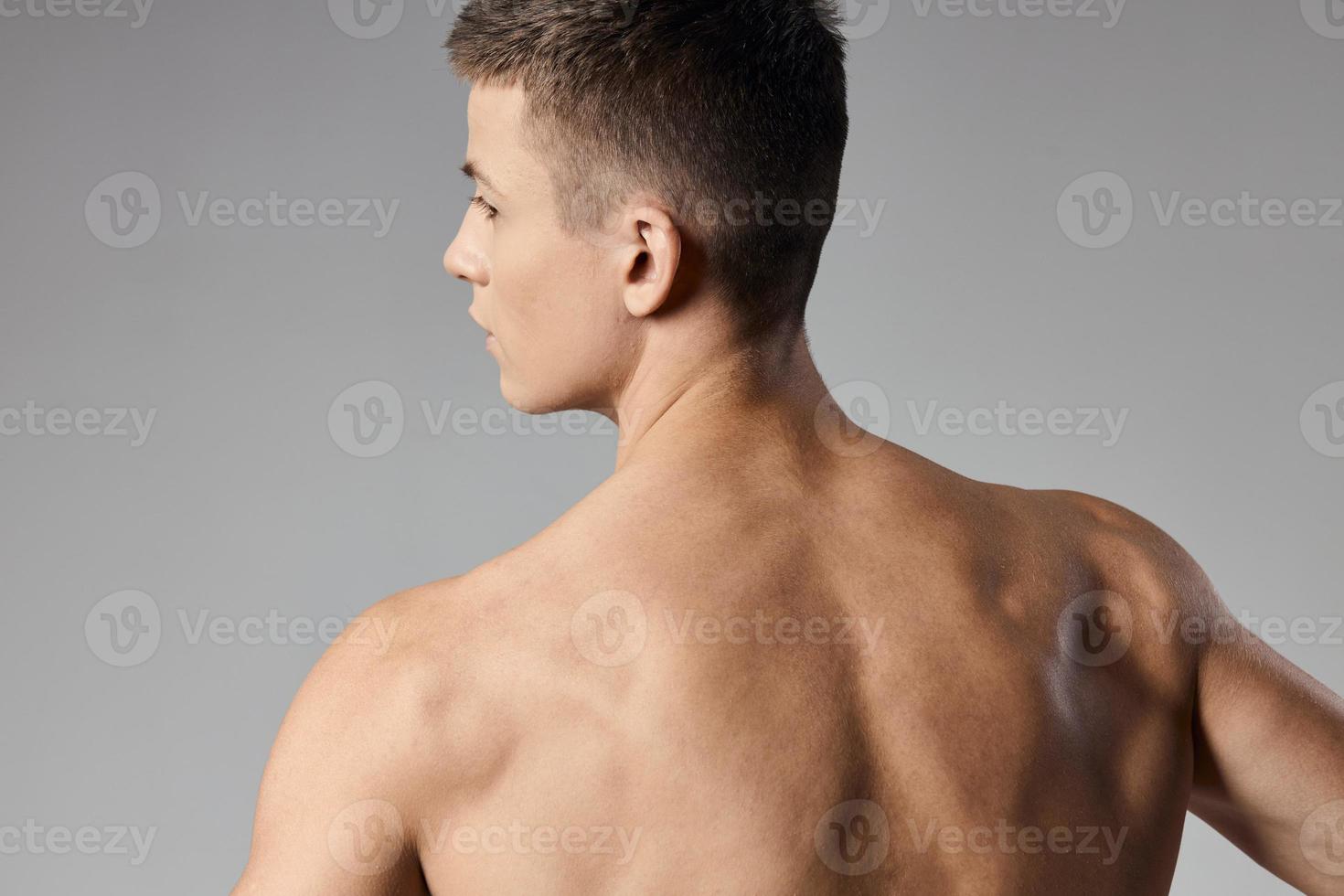 atletisk män muskulös ärm muskler naken tillbaka grå bakgrund modell beskurna tillbaka se foto