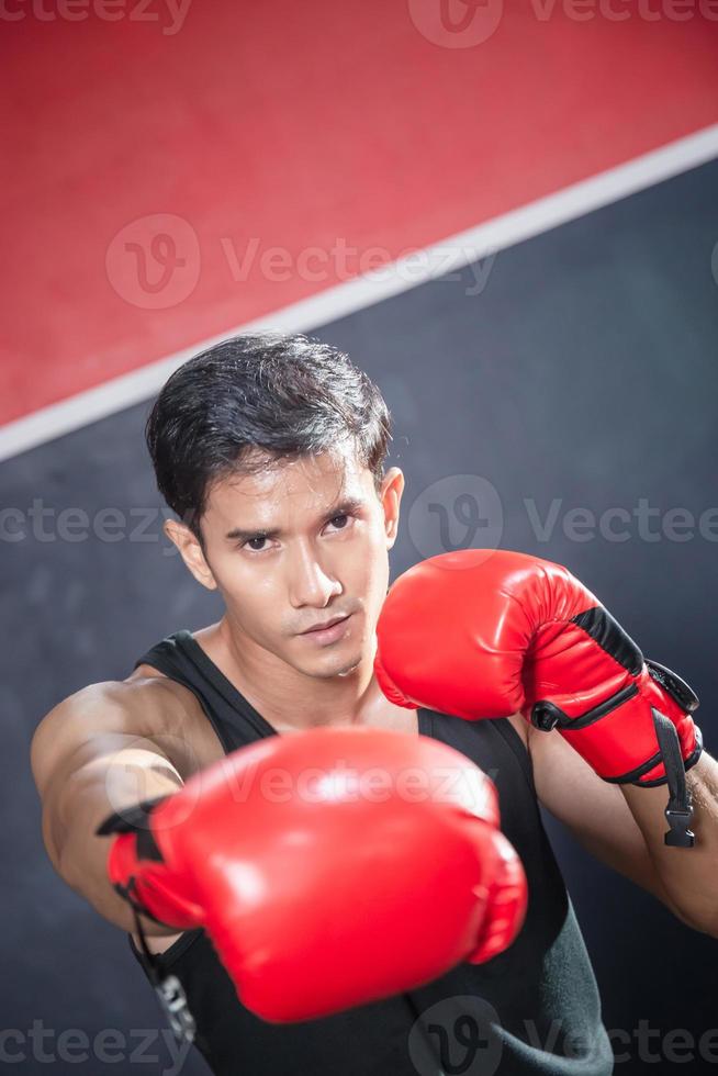 porträtt av stark ung idrottare sportsman muay thai boxare stridande i Gym, muskulös stilig boxning man kämpe med kopia Plats foto