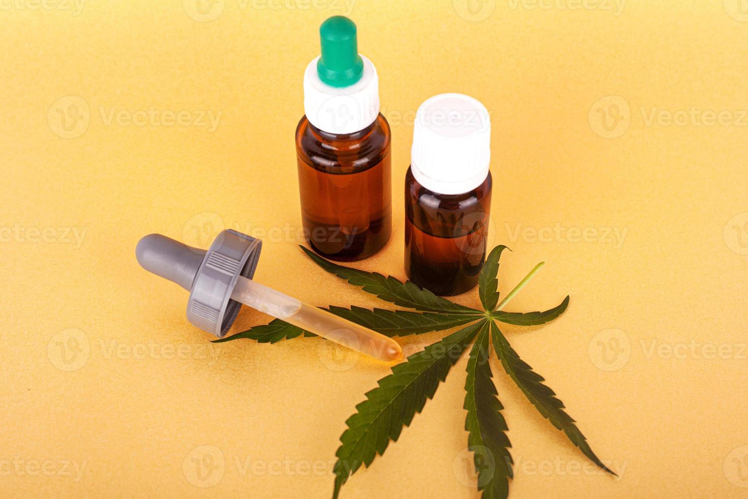 hampolja för medicinskt bruk, flaskor med medicinskt cannabisextrakt på gul bakgrund foto