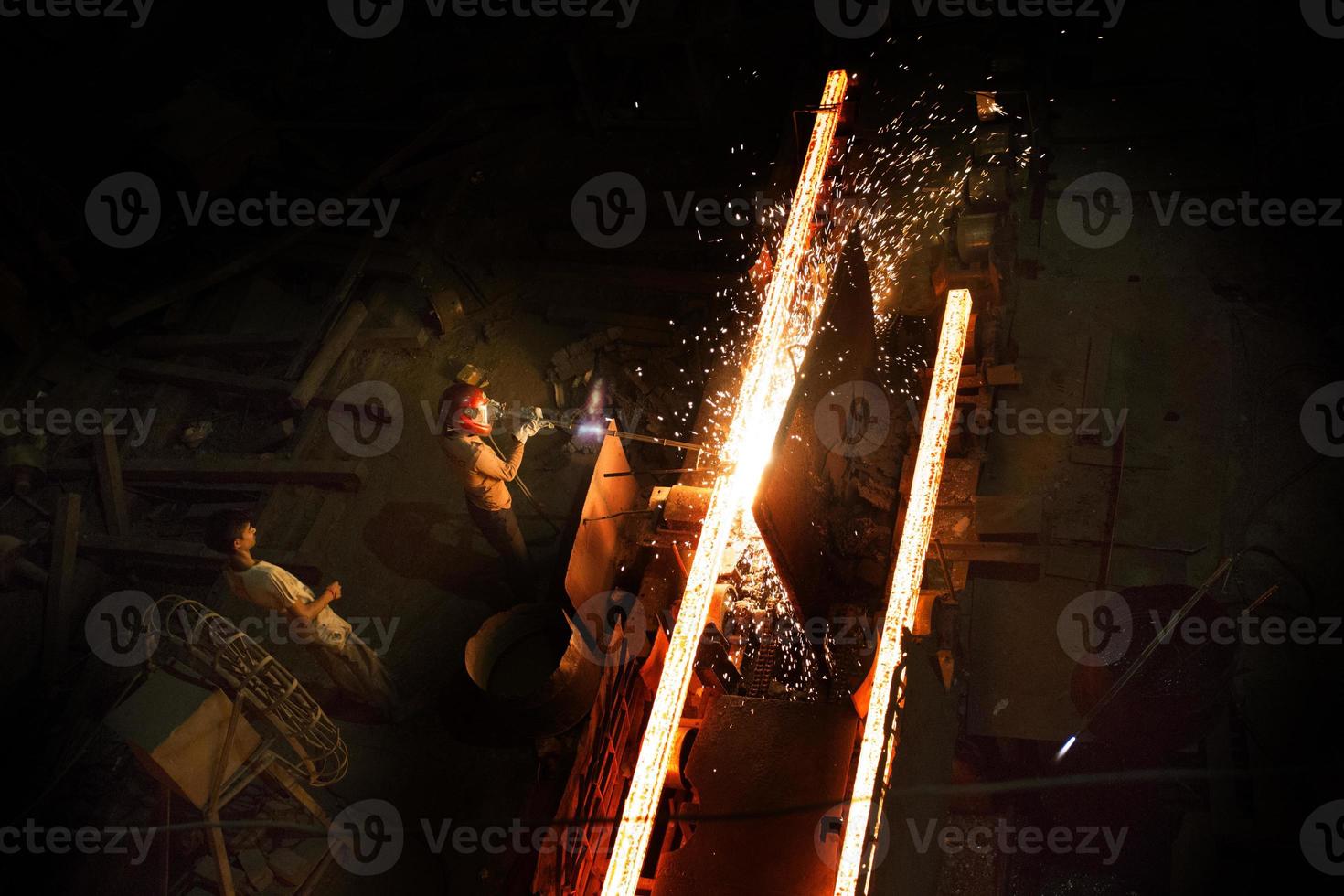 uppvärmd metall får pressas och löpning, riskabel arbetare i stål fabriker är arbetssätt på demra, dhaka, bangladesh foto