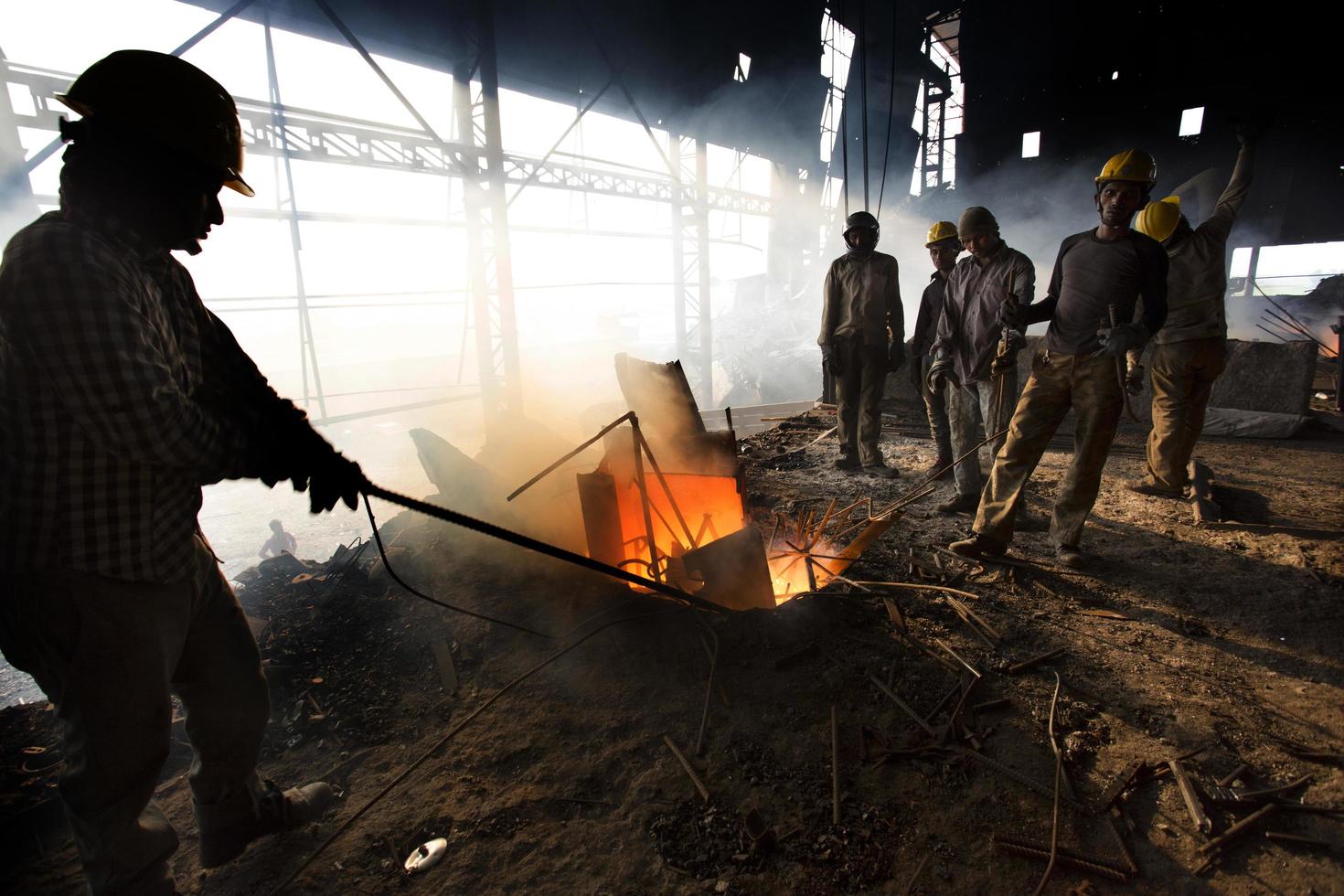 bangladesh Maj 19, 2015 kul ugn i de smälta stål Arbetar, riskabel arbetare i stål fa foto